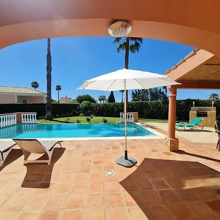 Ferienvilla Mit Pool, Garten Und Kinderspielplatz